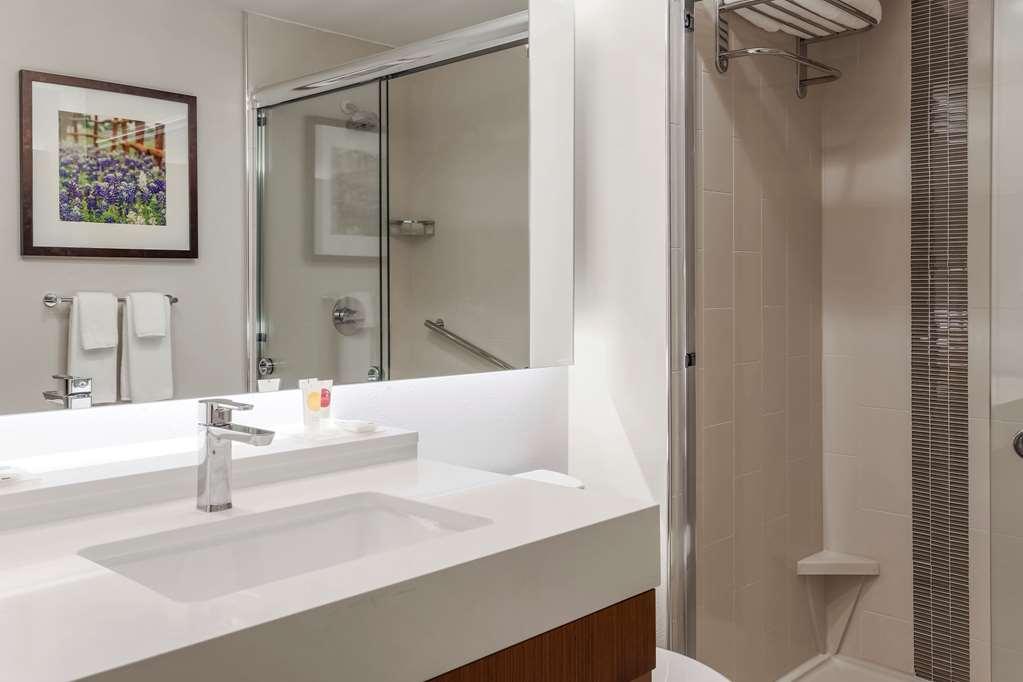 Hyatt Place Ottawa West Room photo